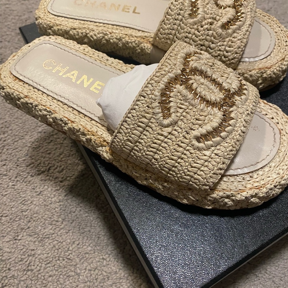 CHANEL Cream Raffia Slide Sandals with CC Embroidery - Picture 2 of 5